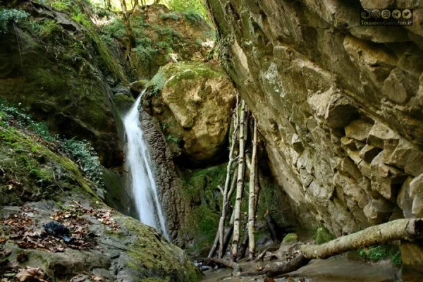 آبشار سرخ کمر