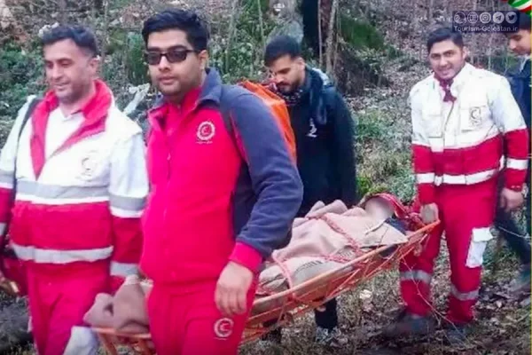 جوان سقوط‌کرده از آبشار شیرآباد نجات پیدا کرد